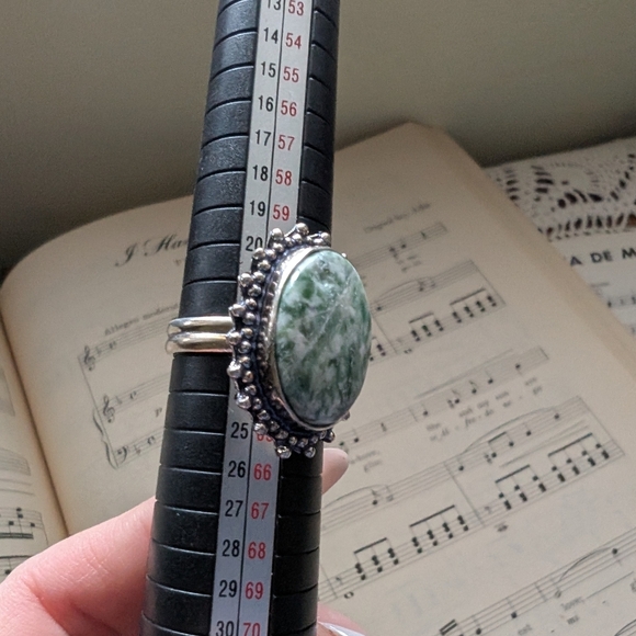 Elegant Silvertone and Green Stone Ring Adjustable - Picture 4 of 7